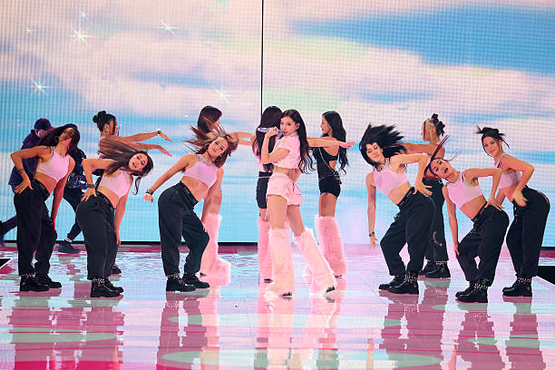 Victoria secret fashion show 2025 performance by singers